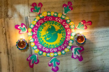Renkli Rangoli Tasarımı, Hindistan 'da Diwali, Onam, Pongal ve Hindu festivallerinde toz renkleri kullanılarak yapılan bir sanat biçimidir..