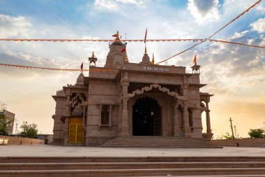 Shri Yade Mata Pawan Dham Tapınağı Jodhpur Rajasthan Hindistan 'da akşam üstü dramatik günbatımı gökyüzüne sahip sanatsal Hindu tapınağı..
