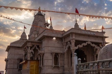 Shri Yade Mata Pawan Dham Tapınağı Jodhpur Rajasthan Hindistan 'da akşam üstü dramatik günbatımı gökyüzüne sahip sanatsal Hindu tapınağı..