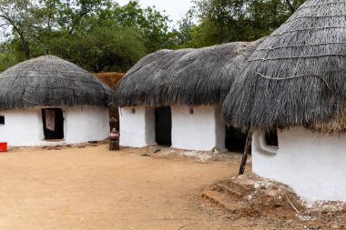 Kırsal kabilenin geleneksel yuvası gündüzleri çalı çırpı ve çamurdan yapılır.