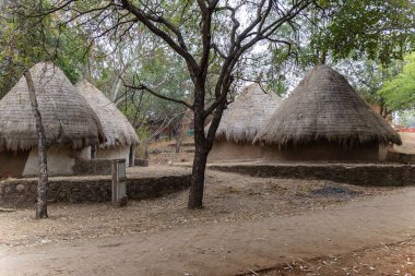 Kırsal kabilenin geleneksel yuvası gündüzleri çalı çırpı ve çamurdan yapılır.