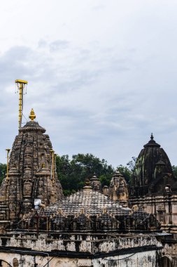 Sabah bulutlu gökyüzü ile antik Hindu tapınağı Shri Eklingji Tapınağı Udaipur Rajasthan Hindistan 'da çekilmiştir..