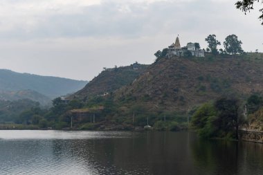 Antik Hindu tapınağı sabah göl manzaralı dağın tepesinde.