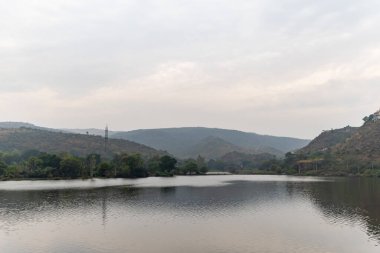 Düz bir açıyla sabah dağlarla çevrili el değmemiş göl.