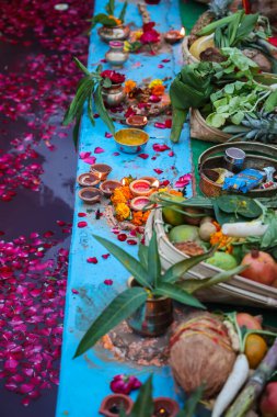Chhas Festivali 'nde Hindu güneş tanrısı için yağ lambası ve meyvelerle kutsal dini adak