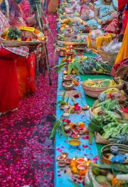 Hintli dindar Hindu kutsal güneş tanrısı Chhas festivalinde meyve ve çiçeklerle tapınıyor.