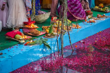 Chhas Festivali 'nde Hindu Güneş Tanrısı için meyvelerin kutsal sunumu eşsiz bir perspektif.