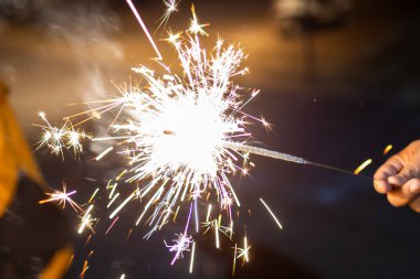 Diwali Festivali 'nde el ele tutuşan Hint krakerleri ya da Hintli Phuljhadi havai fişekleri