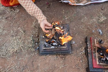 Hindu Delubrum 'da ya da Yagya' da gün ortasında kutsal ateşe sunulan kurbanlar.