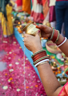 Hintli dindarların, Chhas Festivali 'nde geleneksel ayinler yaparken sundukları kutsal su.
