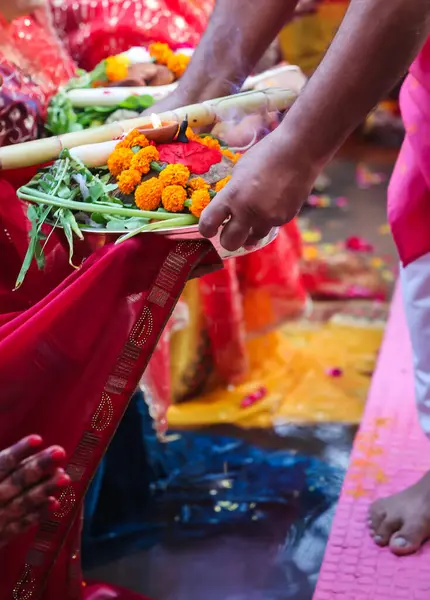 Hintli dindar, sabah Chhas festivalinde ayin yapıyor.