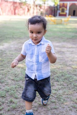 İzole edilmiş bir çocuk. Akşamları farklı bir ifade ve hareket.