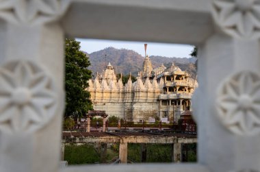 Antik, eşsiz, mavi gökyüzü olan bir tapınak mimarisi Ranakpur Jain Tapınağı Rajasthan Hindistan 'da çekilmiştir..