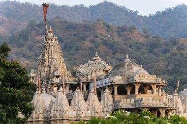 Antik, eşsiz, mavi gökyüzü olan bir tapınak mimarisi Ranakpur Jain Tapınağı Rajasthan Hindistan 'da çekilmiştir..