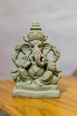 Ganesh Chaturthi olayında farklı açılardan Hindu tanrı Ganpati idolü.