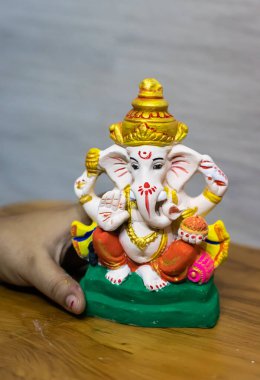 Ganesh Chaturthi için Hindu tanrısı Ganpati putunu renklendirirsin.
