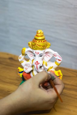 Ganesh Chaturthi için Hindu tanrısı Ganpati putunu renklendirirsin.