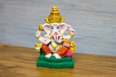 Ganesh Chaturthi olayında farklı açılardan Hindu kutsal tanrı Ganpati renkli idol