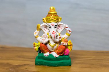 Ganesh Chaturthi olayında farklı açılardan Hindu kutsal tanrı Ganpati renkli idol