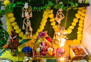 Ganesh Chaturthi 'de kutsal Hint Tanrısı Ganesha putuna adak ve süsleme ile tapıyoruz.