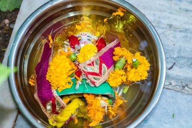 Kendini Ganpati 'ye adamış, Hindu Tanrısı Ganesha' nın evine daldırıyor.