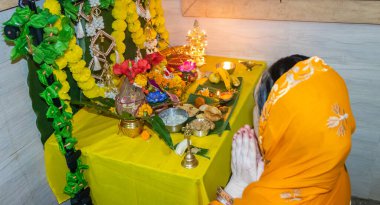 Ganesh Chaturthi 'deki evinde kutsal adak adamış kutsal Hindu tanrısı Ganesha putuna tapıyorsun.