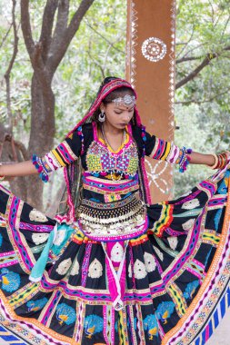 Geleneksel Rajasthani kıyafetli genç Hintli kız farklı açılardan bulanık bir geçmişi var.
