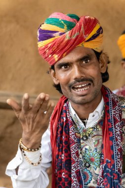 Hint Rajasthani 'li adam gündüz geleneksel halk müziğiyle düz açıyla şarkı söylüyor.