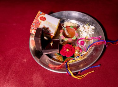 Hindu raksha bandhan festivalinde kutsal iplikle süslenmiş tenha bir tabak.