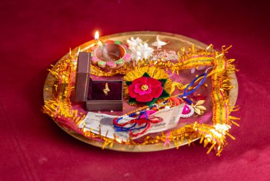 Hindu raksha bandhan festivalinde dini iple süslenmiş tenha kutsal tabak.