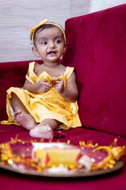 Hindu raksha bandhan festivali vesilesiyle küçük şirin bir yüz ifadesi.