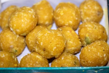 Düz açıdan dar odaklı geleneksel Hint yemeği laddoo 'su