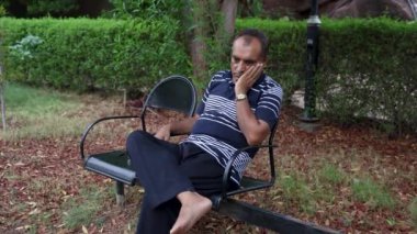 Depresyonda olan yalnız bir adam akşamları farklı açılardan parkta oturuyor.