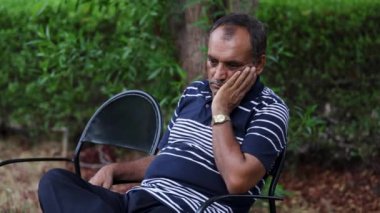 Depresyonda olan yalnız bir adam akşamları farklı açılardan parkta oturuyor.