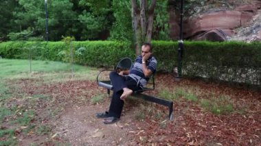 Depresyonda olan yalnız bir adam akşamları farklı açılardan parkta oturuyor.