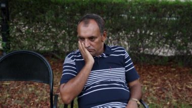 Depresyonda olan yalnız bir adam akşamları farklı açılardan parkta oturuyor.