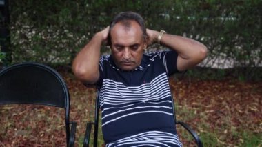 Depresyonda olan yalnız bir adam akşamları farklı açılardan parkta oturuyor.