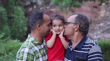 Üç Neslin Aile Bağları Büyükbaba, Baba ve Torun Alacakaranlıkta açık hava parkında
