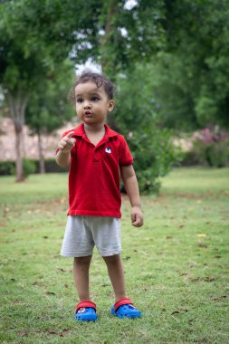 soyutlanmış Hintli çocuk akşam düz açıyla parka doğru yürüyor.