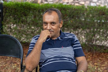 Dışardaki parkta gülen adamın yüz ifadesi düz açıyla izole edilmiş.