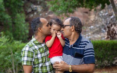 Üç Neslin Aile Bağları Büyükbaba, Baba ve Torun Alacakaranlıkta açık hava parkında