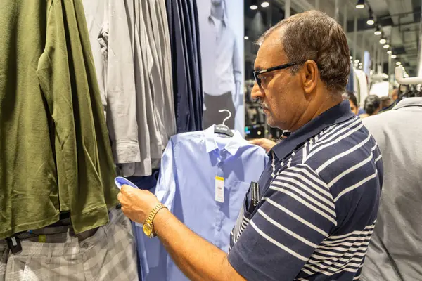 Alışveriş merkezinde Kıyafet Seçen Adam