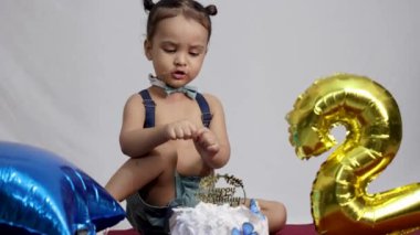 Hintli Bebek Doğumgünü kutlamalarında Beyaz Arkaplanda kapalı alanda mutlu anlar