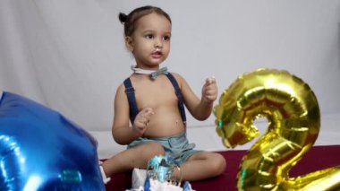 Hintli Bebek Doğumgünü kutlamalarında Beyaz Arkaplanda kapalı alanda mutlu anlar