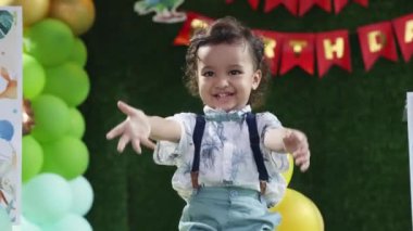 Sevimli Hintli erkek bebek doğum günü kutlamalarında sarılmak istiyor.