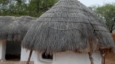 Kırsal kabilenin geleneksel yuvası gündüzleri çalı çırpı ve çamurdan yapılır.