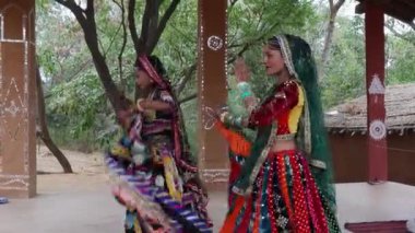 Rajasthani kıyafetleriyle geleneksel halk dansı yapan genç Hintli sanatçı Rajasthan Hindistan 'da çekildi..