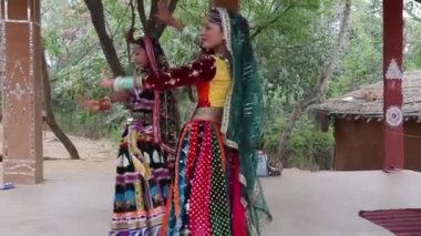 Rajasthani kıyafetleriyle geleneksel halk dansı yapan genç Hintli sanatçı Rajasthan Hindistan 'da çekildi..