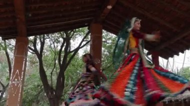 Rajasthani kıyafetleriyle geleneksel halk dansı yapan Hintli genç kızlar Rajasthan Hindistan 'da çekiliyor..