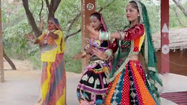 Rajasthani kıyafetleriyle geleneksel halk dansı yapan genç Hintli sanatçı Rajasthan Hindistan 'da çekildi..